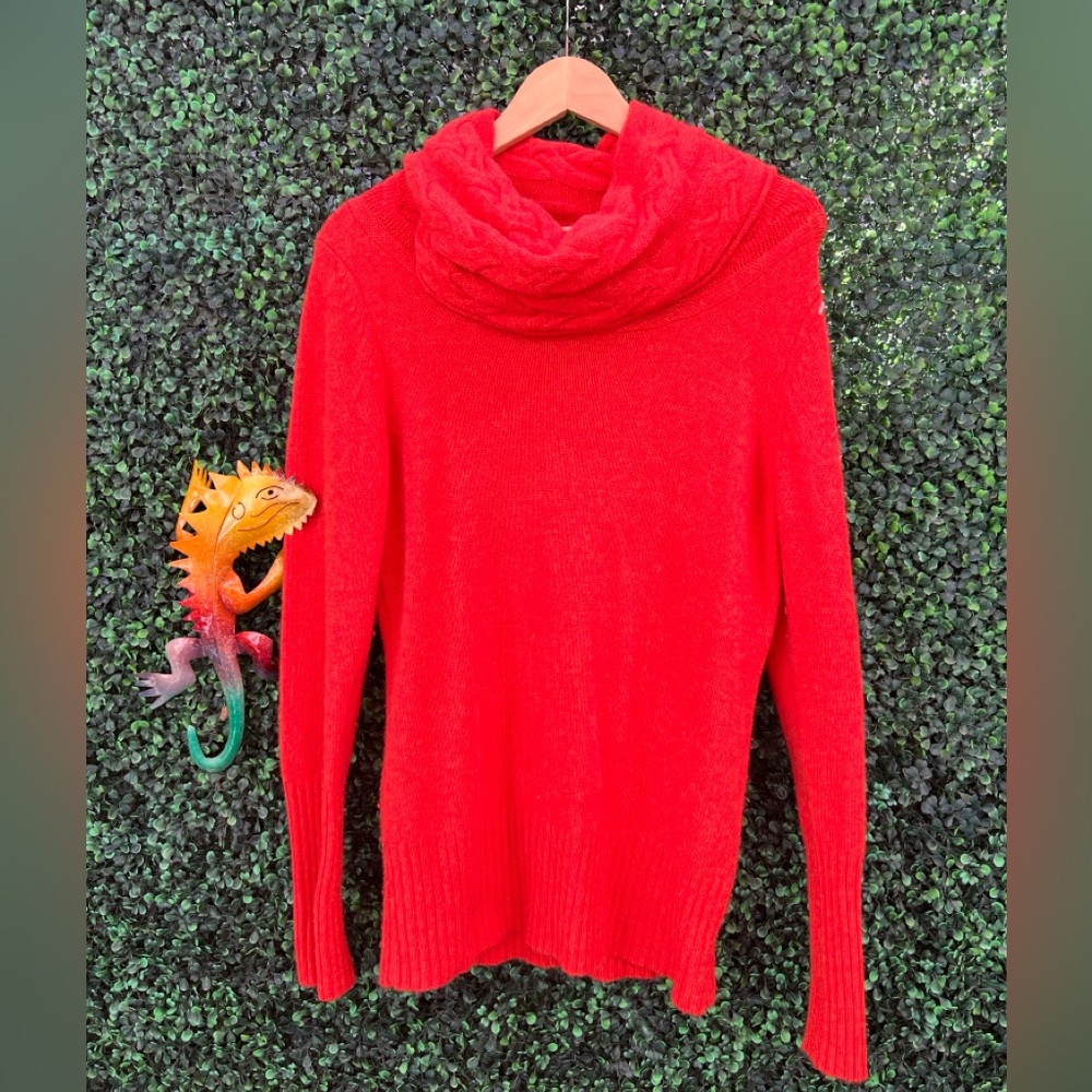 Indulge in luxury and warmth with this premium 100% cashmere sweater!